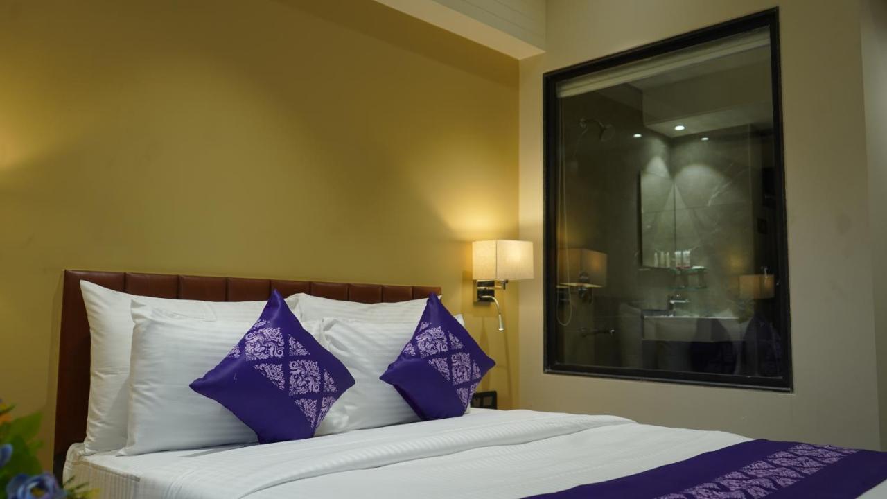 Hotel Purple Beds By Vits Dwarkesh, Surat à Salabatpura Extérieur photo