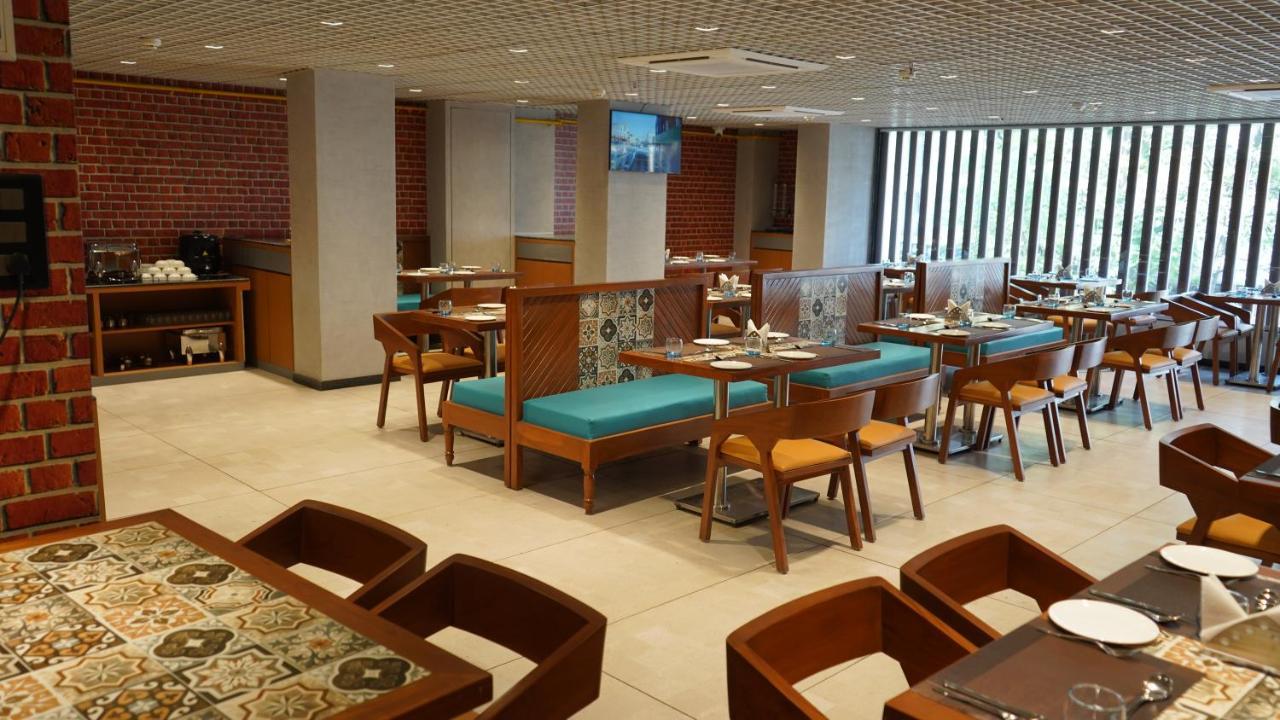 Hotel Purple Beds By Vits Dwarkesh, Surat à Salabatpura Extérieur photo