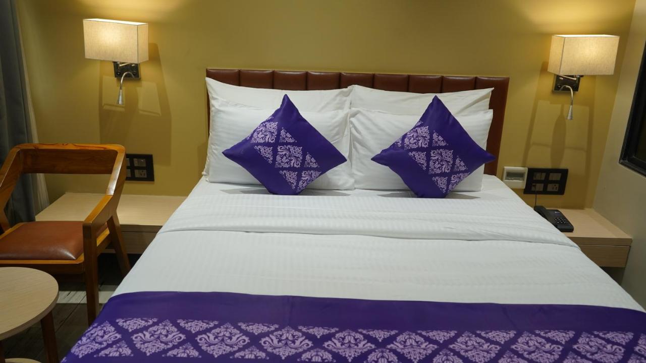 Hotel Purple Beds By Vits Dwarkesh, Surat à Salabatpura Extérieur photo