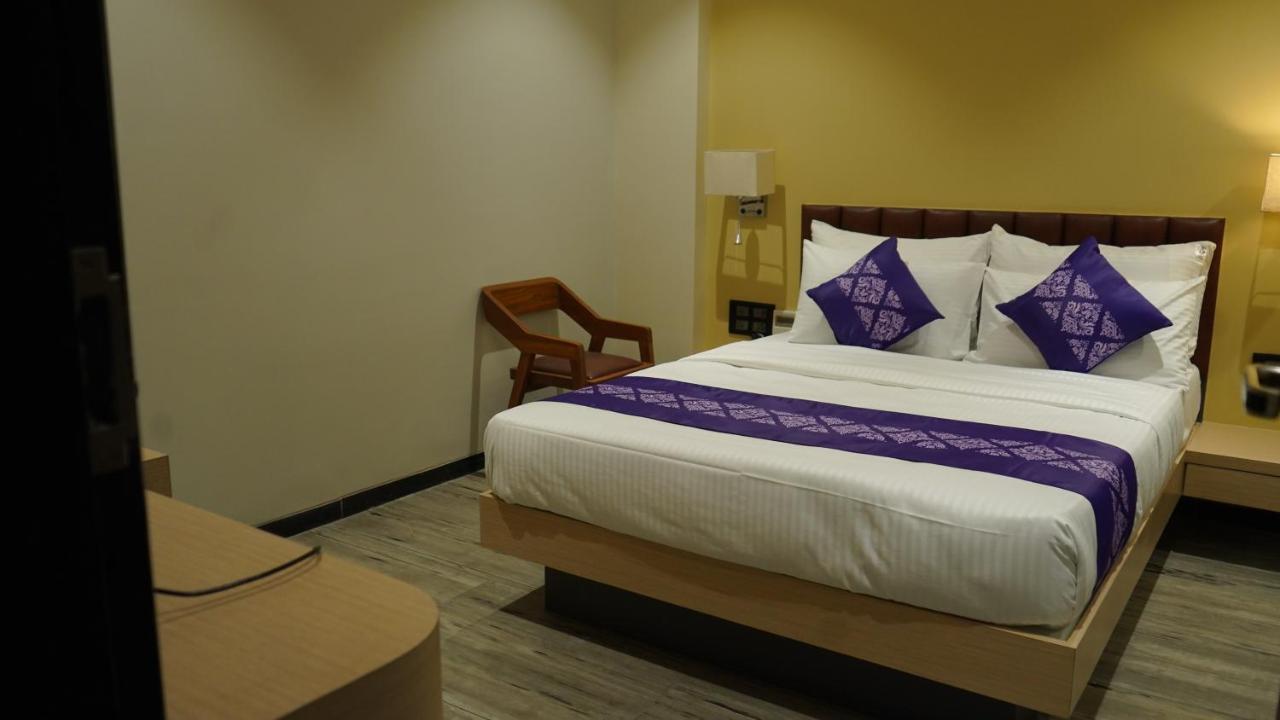 Hotel Purple Beds By Vits Dwarkesh, Surat à Salabatpura Extérieur photo