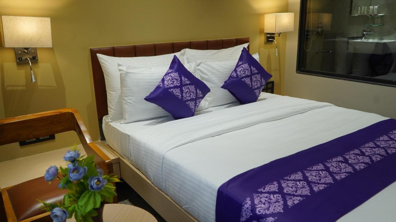 Hotel Purple Beds By Vits Dwarkesh, Surat à Salabatpura Extérieur photo