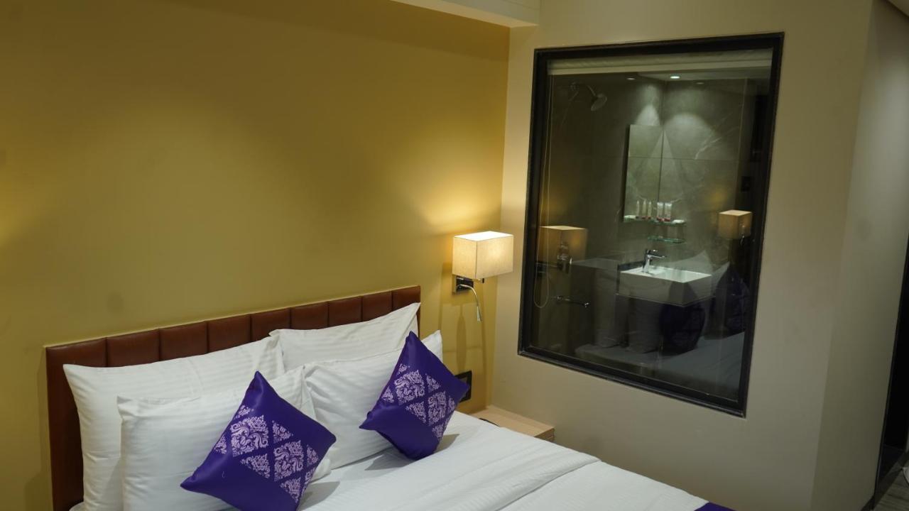 Hotel Purple Beds By Vits Dwarkesh, Surat à Salabatpura Extérieur photo