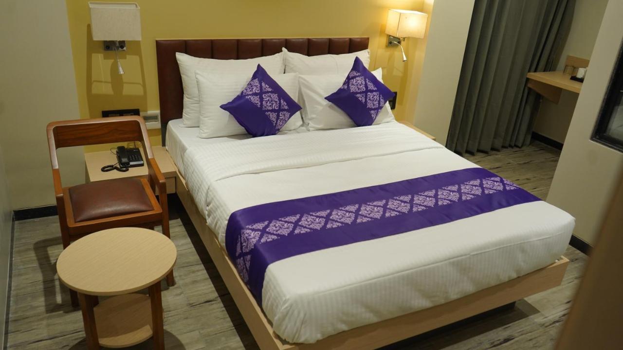 Hotel Purple Beds By Vits Dwarkesh, Surat à Salabatpura Extérieur photo