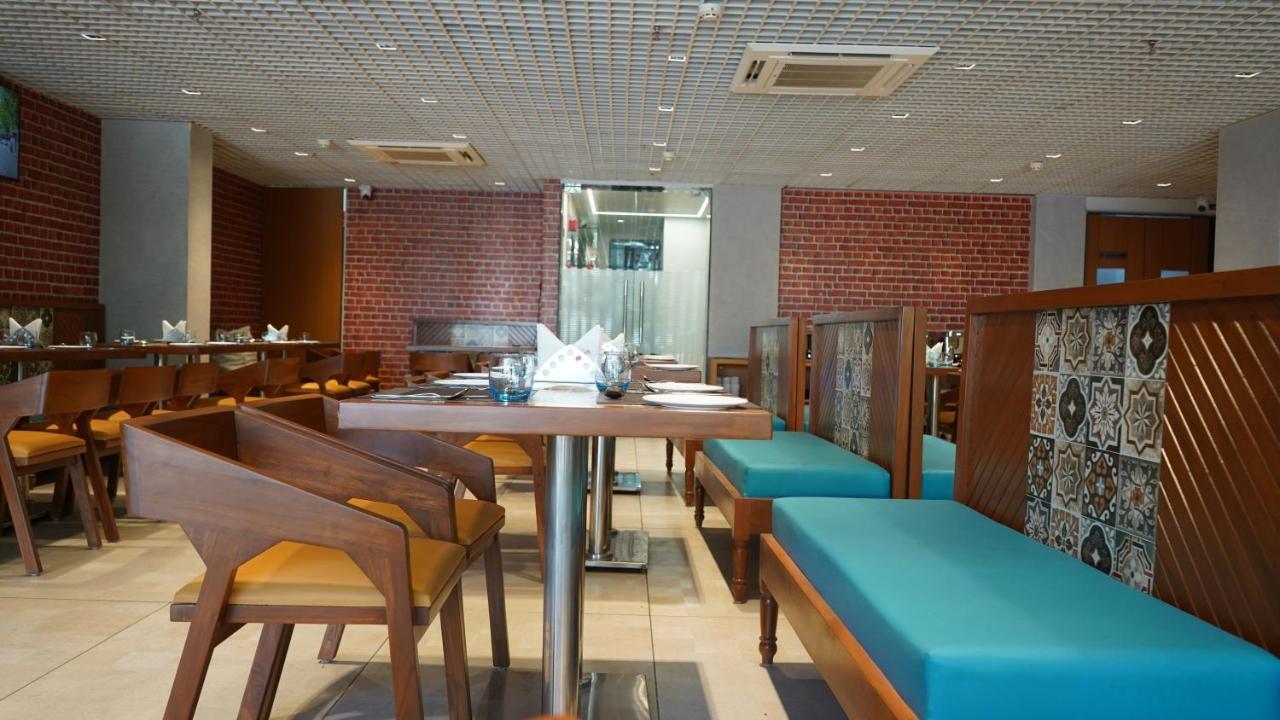 Hotel Purple Beds By Vits Dwarkesh, Surat à Salabatpura Extérieur photo