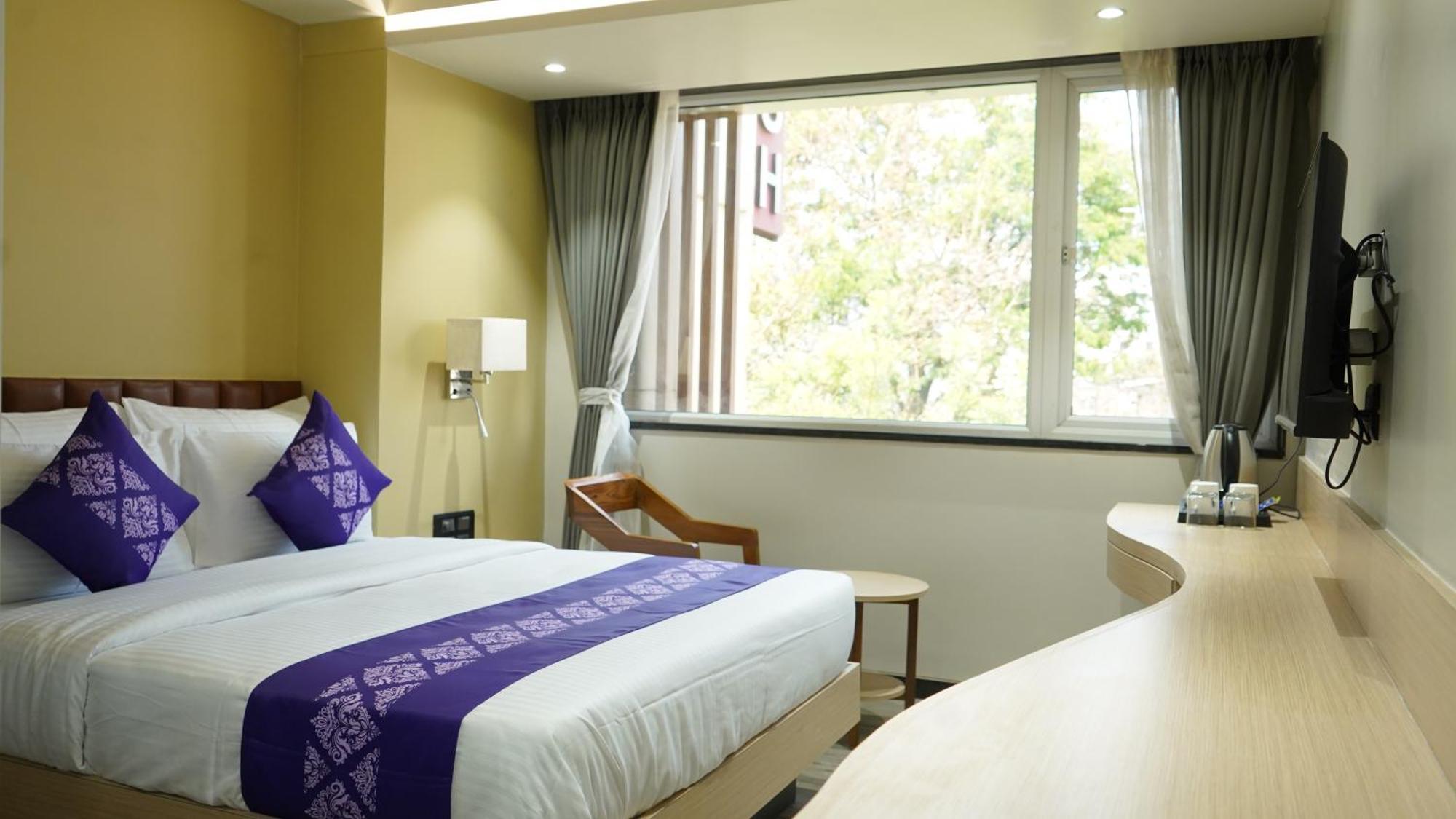 Hotel Purple Beds By Vits Dwarkesh, Surat à Salabatpura Extérieur photo