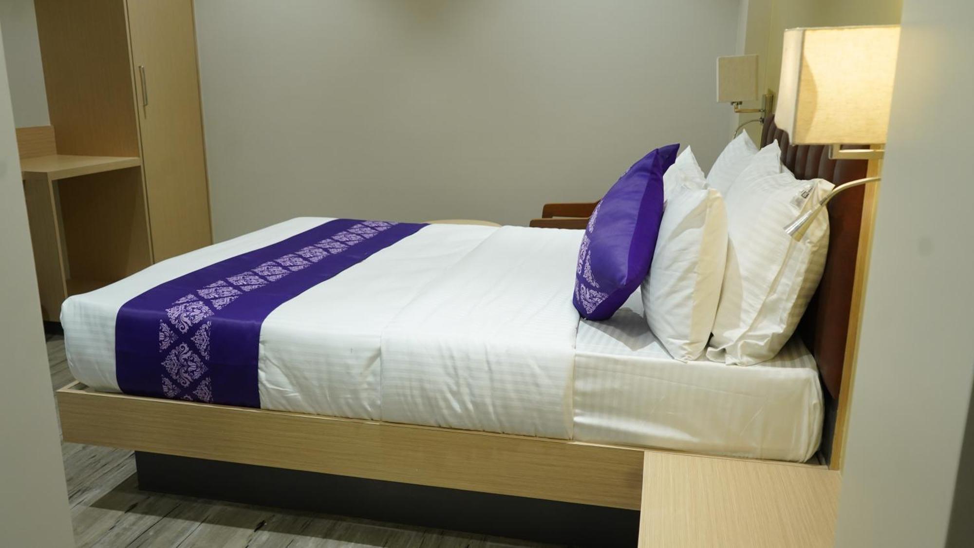 Hotel Purple Beds By Vits Dwarkesh, Surat à Salabatpura Extérieur photo