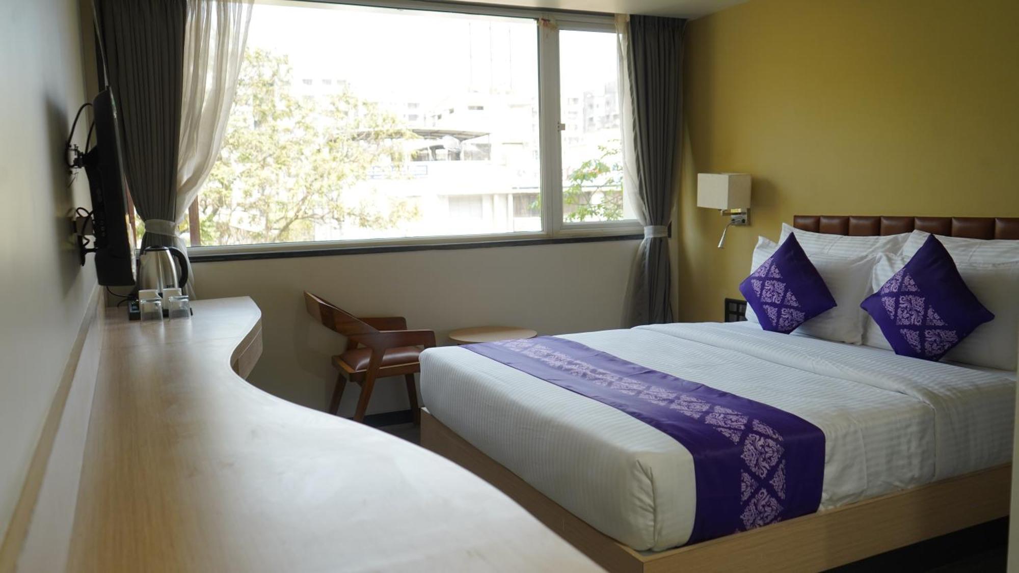 Hotel Purple Beds By Vits Dwarkesh, Surat à Salabatpura Extérieur photo